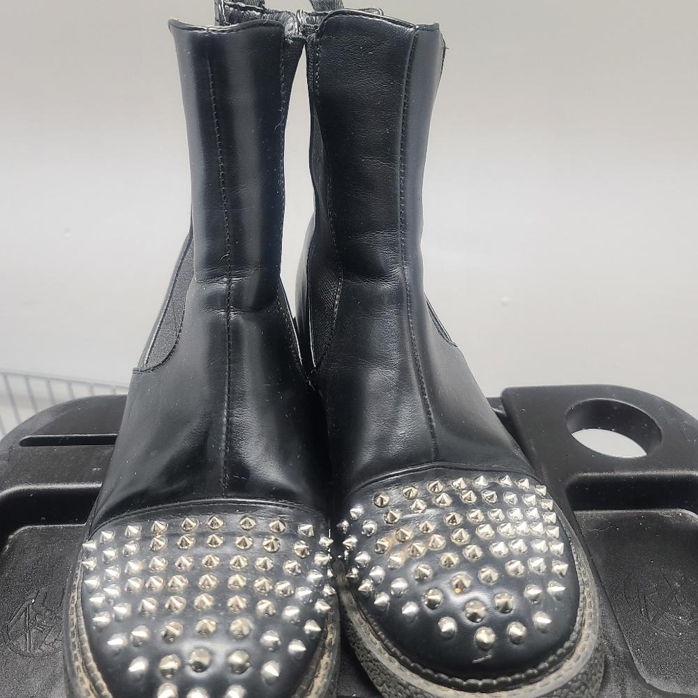 Spiked toe Lamoda black boots.